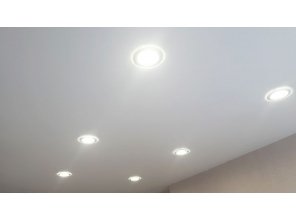 Монтаж потолка в спальне 11 м2 с использованием пленки VIPCEILING серии MONLANGE M9001 (3.25)