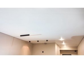 Монтаж потолка в квартире 28 м2 с использованием пленки VIPCEILING серии MONLANGE M9001 (3.80)