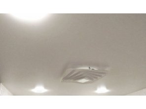 Монтаж потолка на кухне 8 м2 с использованием пленки VIPCEILING серии MONLANGE S9020 (3.25)
