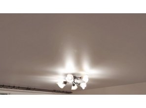 Монтаж потолка в спальне 10 м2 с использованием пленки VIPCEILING серии MONLANGE M9001 (2.15)