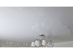 Монтаж потолка в гостиной 17 м2 с использованием пленки VIPCEILING серии MONLANGE L9001 (4.35)