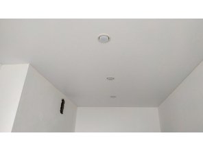 Монтаж потолка на кухне 8 м2 с использованием пленки VIPCEILING серии MONLANGE M9001 (2.15)