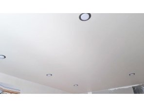 Монтаж потолка в спальне 11 м2 с использованием пленки VIPCEILING серии MONLANGE M9057 (3.50)