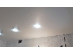 Монтаж потолка на кухне 8 м2 с использованием пленки VIPCEILING серии MONLANGE M9001 (2.60)