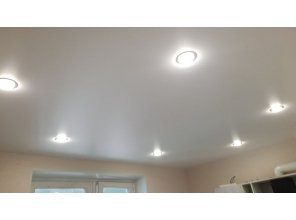 Монтаж потолка на кухне 10 м2 с использованием пленки VIPCEILING серии MONLANGE M9001 (3.25)