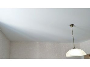 Монтаж потолка в гостиной 17 м2 с использованием пленки VIPCEILING серии MONLANGE M9001 (4.35)