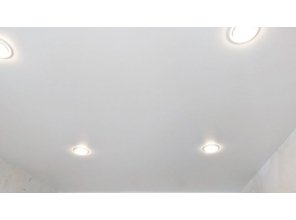 Монтаж потолка на кухне 8 м2 с использованием пленки VIPCEILING серии MONLANGE M9001 (2.15)