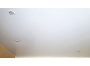 Монтаж потолка в деревянном доме 19 м2 с использованием пленки VIPCEILING серии MONLANGE S9020 (4.35)