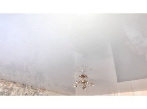 Монтаж потолка в гостиной 14 м2 с использованием пленки VIPCEILING серии MONLANGE L9001 (3.25)