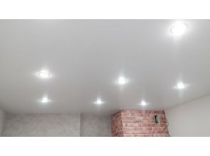 Монтаж потолка на кухне 14 м2 с использованием пленки VIPCEILING серии MONLANGE M9001 (3.80)