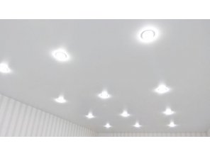 Монтаж потолка в гостиной 20 м2 с использованием пленки VIPCEILING серии MONLANGE M9001 (3.50)