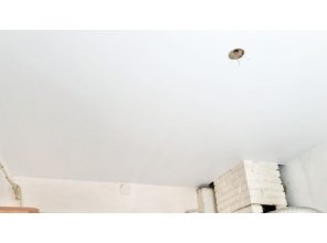 Монтаж потолка на кухне 10 м2 с использованием пленки VIPCEILING серии MONLANGE M9001 (2.15)