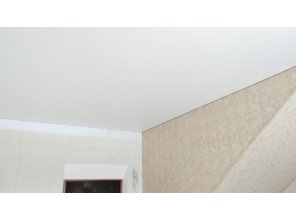 Монтаж потолка в деревянном доме 16 м2 с использованием пленки VIPCEILING серии MONLANGE M9001 (4.35)