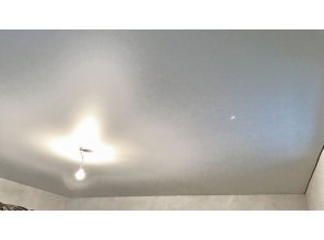 Монтаж потолка в гостиной 20 м2 с использованием пленки VIPCEILING серии MONLANGE M9001 (2.15)