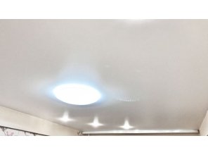 Монтаж потолка в гостиной 17 м2 с использованием пленки VIPCEILING серии MONLANGE S9020 (3.25)