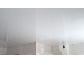 Монтаж потолка в квартире 32 м2 с использованием пленки VIPCEILING серии MONLANGE L9001 (5.45)