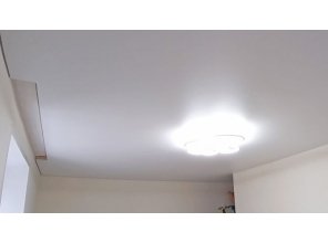 Монтаж потолка в квартире 18 м2 с использованием пленки VIPCEILING серии MONLANGE M9001 (2.15)