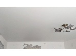 Монтаж потолка в гостиной 19 м2 с использованием пленки VIPCEILING серии MONLANGE M9001 (3.50)