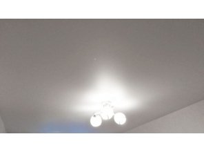 Монтаж потолка в спальне 10 м2 с использованием пленки VIPCEILING серии MONLANGE M9001 (2.60)