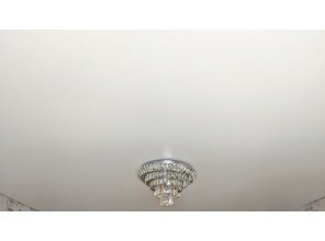 Монтаж потолка в гостиной 17 м2 с использованием пленки VIPCEILING серии MONLANGE S9020 (3.50)