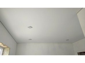Монтаж потолка в спальне 15 м2 с использованием пленки VIPCEILING серии MONLANGE M9001 (3.80)