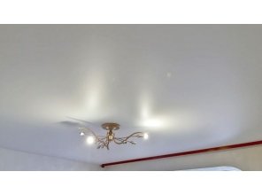 Монтаж потолка в гостиной 19 м2 с использованием пленки VIPCEILING серии MONLANGE M9001 (4.35)