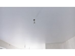 Монтаж потолка в гостиной 36 м2 с использованием пленки VIPCEILING серии MONLANGE M9001 (4.35)