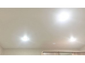 Монтаж потолка в деревянном доме 8 м2 с использованием пленки VIPCEILING серии MONLANGE M9001 (3.25)