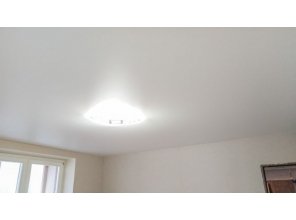 Монтаж потолка в гостиной 25 м2 с использованием пленки VIPCEILING серии MONLANGE M9001 (5.45)