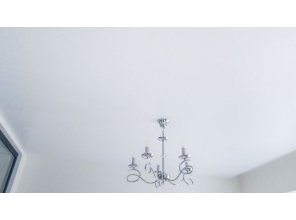 Монтаж потолка в спальне 9 м2 с использованием пленки VIPCEILING серии MONLANGE M9001 (3.25)