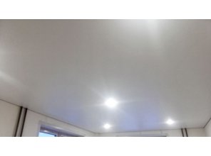 Монтаж потолка в спальне 19 м2 с использованием пленки VIPCEILING серии MONLANGE S9020 (3.25)