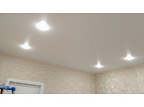 Монтаж потолка в спальне 13 м2 с использованием пленки VIPCEILING серии MONLANGE M9001 (3.50)