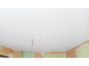 Монтаж потолка в гостиной 15 м2 с использованием пленки VIPCEILING серии MONLANGE M9001 (3.25)