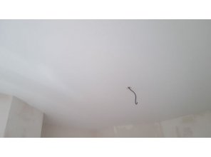 Монтаж потолка в спальне 14 м2 с использованием пленки VIPCEILING серии MONLANGE M9001 (4.00)