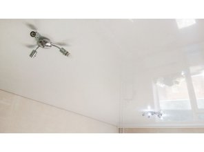 Монтаж потолка на кухне 14 м2 с использованием пленки VIPCEILING серии MONLANGE M9001 (3.25)