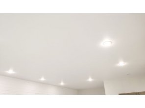 Монтаж потолка в гостиной 17 м2 с использованием пленки VIPCEILING серии MONLANGE M9001 (3.50)