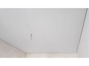 Монтаж потолка в спальне 12 м2 с использованием пленки VIPCEILING серии MONLANGE M9001 (3.25)