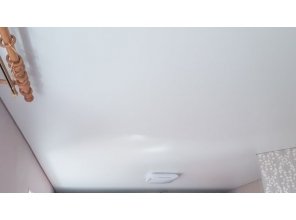 Монтаж потолка в квартире 34 м2 с использованием пленки VIPCEILING серии MONLANGE M9001 (5.45)