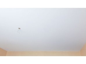 Монтаж потолка на кухне 9 м2 с использованием пленки VIPCEILING серии MONLANGE M9001 (3.25)