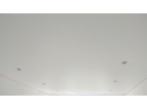 Монтаж потолка в гостиной 16 м2 с использованием пленки VIPCEILING серии MONLANGE S9020 (3.25)