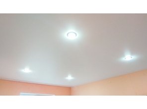 Монтаж потолка в спальне 12 м2 с использованием пленки VIPCEILING серии MONLANGE M9001 (3.25)