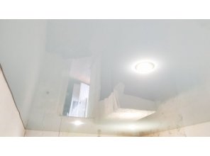 Монтаж потолка в спальне 12 м2 с использованием пленки VIPCEILING серии MONLANGE L9026 (3.50)