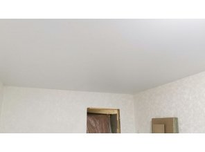 Монтаж потолка в гостиной 17 м2 с использованием пленки VIPCEILING серии MONLANGE M9001 (3.25)