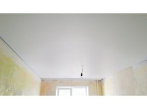 Монтаж потолка в спальне 14 м2 с использованием пленки VIPCEILING серии MONLANGE M9001 (2.60)