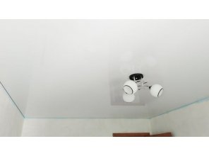 Монтаж потолка в спальне 13 м2 с использованием пленки VIPCEILING серии MONLANGE L9001 (3.25)