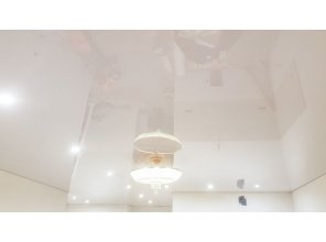 Монтаж потолка в квартире 24 м2 с использованием пленки VIPCEILING серии MONLANGE L9001 (4.90)