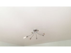 Монтаж потолка в гостиной 20 м2 с использованием пленки VIPCEILING серии MONLANGE M9001 (4.35)