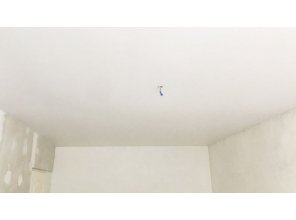 Монтаж потолка в гостиной 17 м2 с использованием пленки VIPCEILING серии MONLANGE S9020 (3.25)