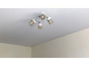 Монтаж потолка в спальне 13 м2 с использованием пленки VIPCEILING серии MONLANGE M9001 (3.25)