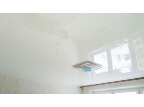 Монтаж потолка в гостиной 18 м2 с использованием пленки VIPCEILING серии MONLANGE L9001 (4.35)